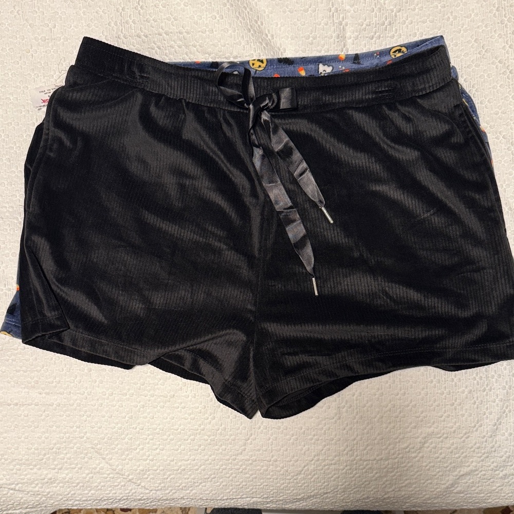 Women's Navy Halloween-Print Plush and Black Pajama Shorts Set - Picture 3 of 3